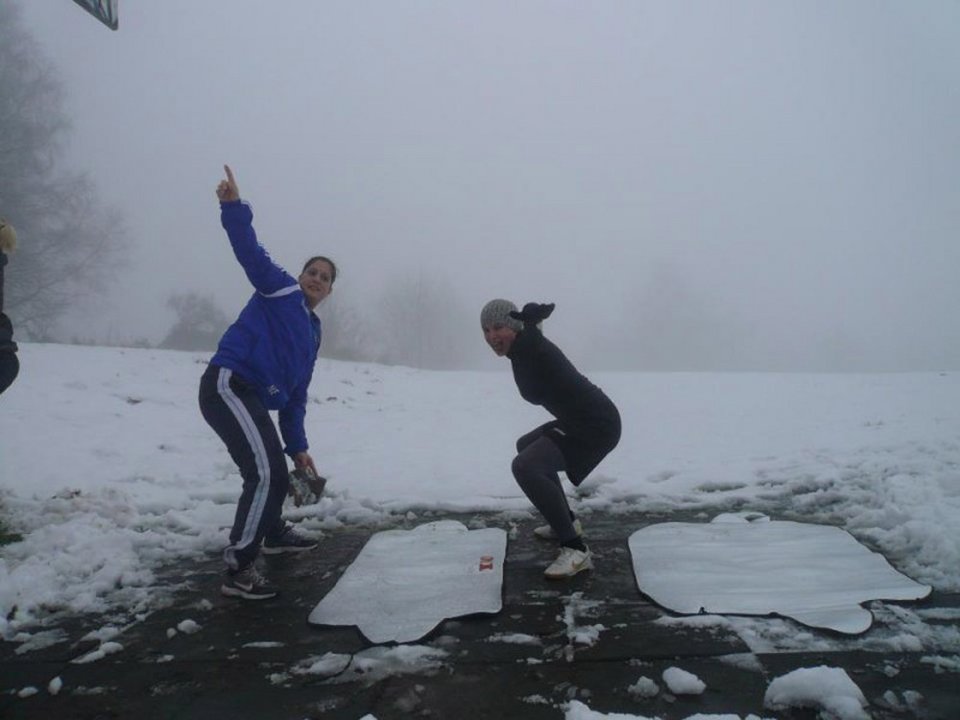 Nici Schmidt und Cathrin Heim beim Surfen