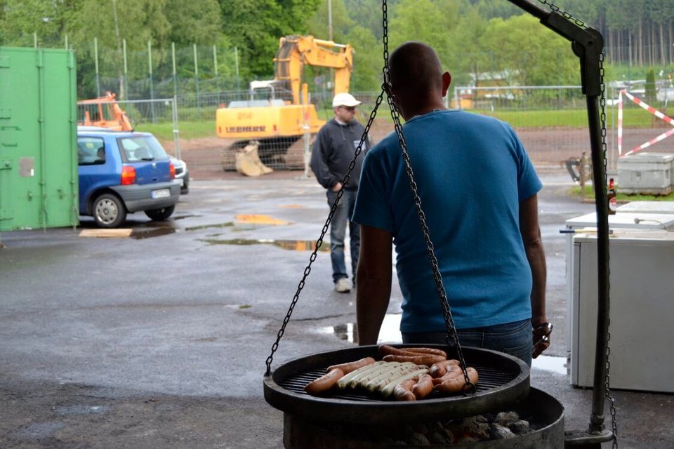 Nach getaener Arbeit wurde der Grill angeschmissen