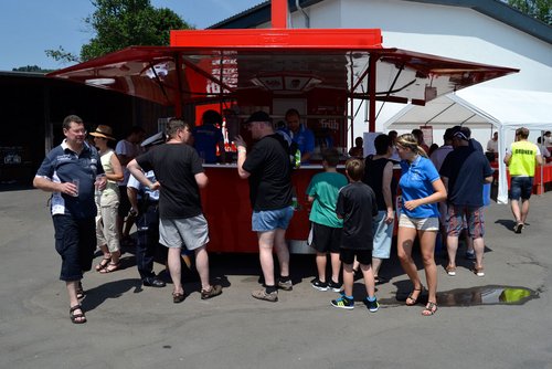 Gut besucht: der Getränkewagen der Früh Kölsch-Brauerei Gut besucht: der Getränkewagen der Früh Kölsch-Brauerei