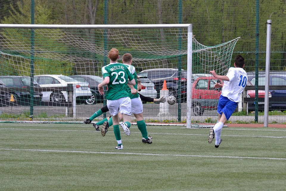 ... und trifft zum 3:1 ins Netz ... und trifft zum 3:1 ins Netz