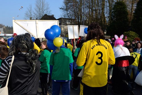 Mit neuer Kamelle in den Tüten macht sich die Fußgruppe des BSV Bielstein auf den Rückweg Mit neuer Kamelle in den Tüten macht sich die Fußgruppe des BSV Bielstein auf den Rückweg