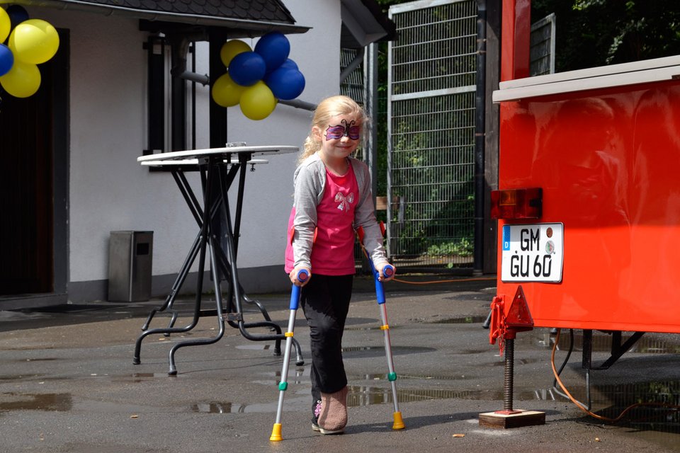 Trotz des Sportverbots war auch für sie etwas dabei: Svens kleine Tochter freut sich über die tolle Bemalung der Kinderschminker Trotz des Sportverbots war auch für sie etwas dabei: Svens kleine Tochter freut sich über die tolle Bemalung der Kinderschminker