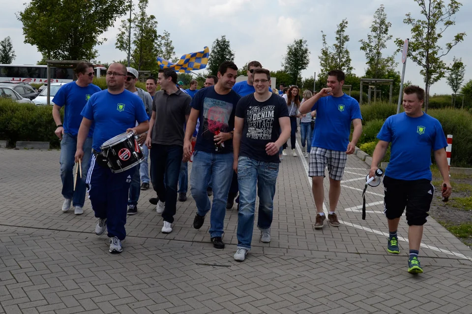 ... um dann gemeinsam zum Sportplatz zu marschieren ... um dann gemeinsam zum Sportplatz zu marschieren
