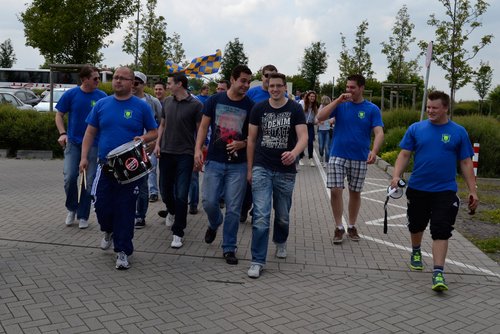 ... um dann gemeinsam zum Sportplatz zu marschieren ... um dann gemeinsam zum Sportplatz zu marschieren