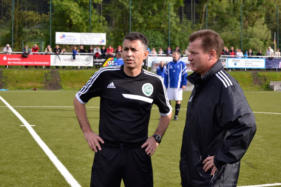 Das Aufwärmen war eher sekundär: zwei der drei Mitglieder des Schiedsrichtergespanns beobachten das Treiben am Sportplatz Das Aufwärmen war eher sekundär: zwei der drei Mitglieder des Schiedsrichtergespanns beobachten das Treiben am Sportplatz