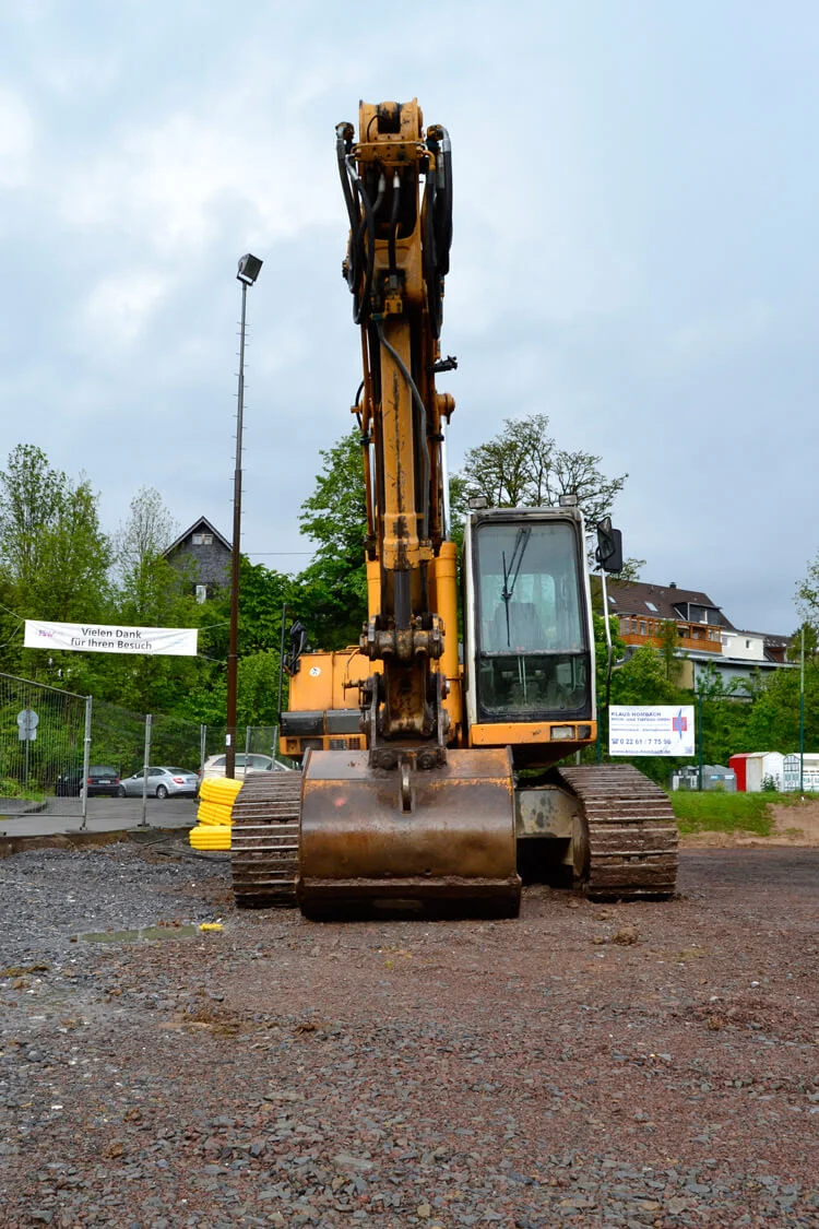 Mit diesem Bagger wurde die alt eingesessene Asche abgetragen Mit diesem Bagger wurde die alt eingesessene Asche abgetragen