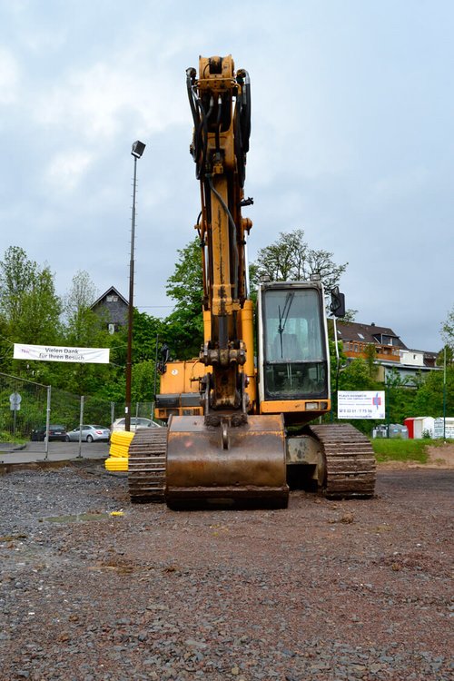 Mit diesem Bagger wurde die alt eingesessene Asche abgetragen Mit diesem Bagger wurde die alt eingesessene Asche abgetragen