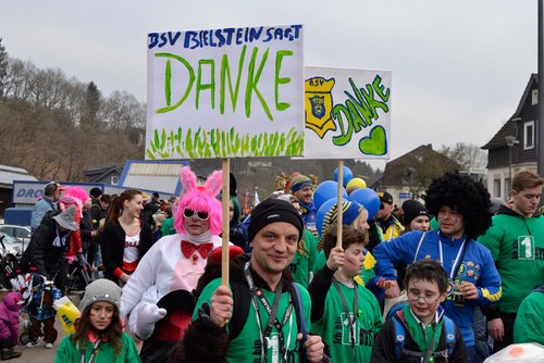 Ausdauer am Schild: Jugend-Trainer Sven Fehse ... Ausdauer am Schild: Jugend-Trainer Sven Fehse ...