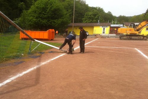 Die Mitarbeiter der Firma Hombach entfernen die Tore Die Mitarbeiter der Firma Hombach entfernen die Tore