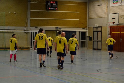 Aufstellung für den großen Auftritt: die Alten Herren formieren sich für das Einlagespiel gegen den Hofstaat Aufstellung für den großen Auftritt: die Alten Herren formieren sich für das Einlagespiel gegen den Hofstaat
