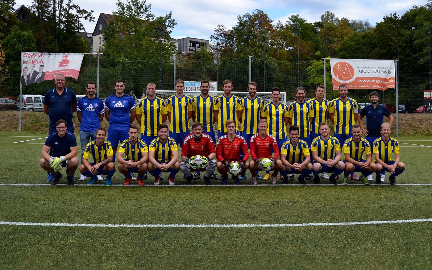 Die Erste Herrenmannschaft des BSV Viktoria Bielstein um das Trainerteam Thorsten Prangenberg und Georgios Xanthoulis