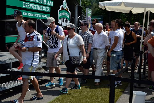 Ab 13 Uhr ging's dann los: gerade um die Mittagszeit strömten die Gäste förmlich in die Trucks herein Ab 13 Uhr ging's dann los: gerade um die Mittagszeit strömten die Gäste förmlich in die Trucks herein