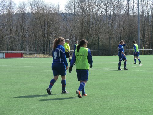 Jenny und ihre Gegenspielerin verfolgen das Spielgeschehen