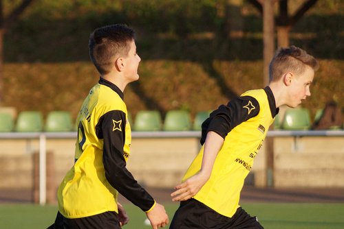 Erster Gratulant: Lukas Burkhardt beglückwünscht Arthur Csiki zu seinem Treffer Erster Gratulant: Lukas Burkhardt beglückwünscht Arthur Csiki zu seinem Treffer