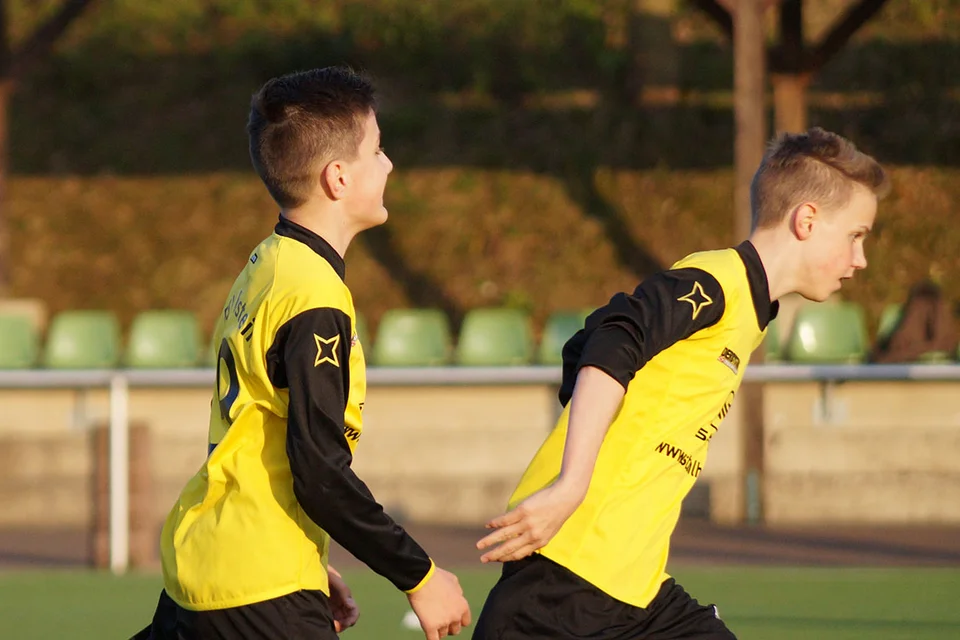 Erster Gratulant: Lukas Burkhardt beglückwünscht Arthur Csiki zu seinem Treffer Erster Gratulant: Lukas Burkhardt beglückwünscht Arthur Csiki zu seinem Treffer