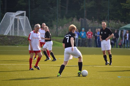Elegante Ballführung: Felix Draube im Duell mit Wolfgang Overath Elegante Ballführung: Felix Draube im Duell mit Wolfgang Overath