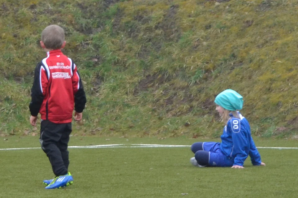 Am Boden: die Elsenrother Spielerin verliert beim Schussversuch das Gleichgewicht und plumpst auf den Hintern