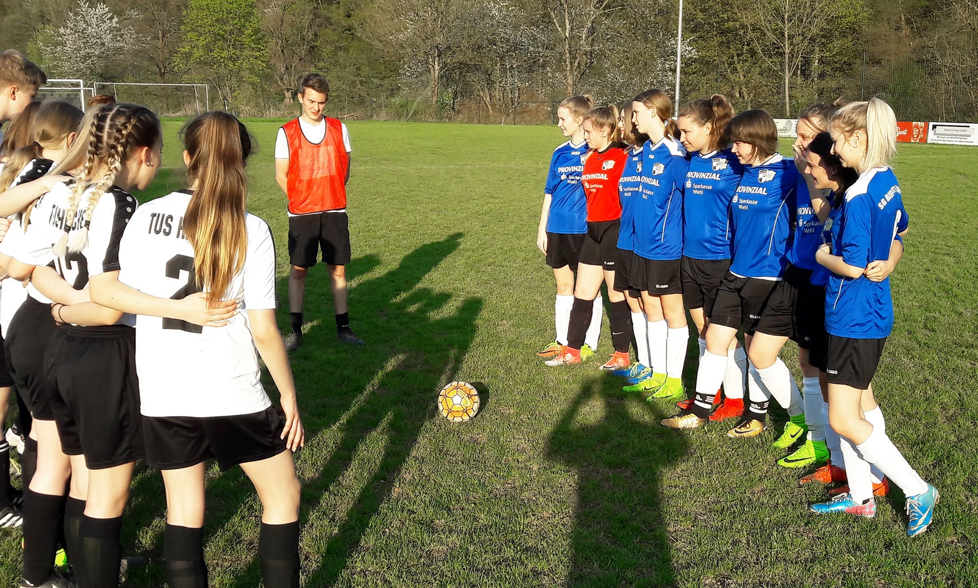 Bereit: die Mannschaften des TuS Herchen und der SG Bielstein/Wiehl