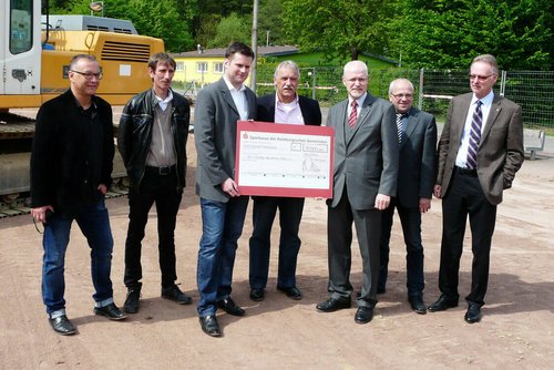 Sparkassen-Chef Manfred Bösinghaus überreichte dem Verein am Rande der Veranstaltung einen Scheck in Höhe von 15.000 Euro