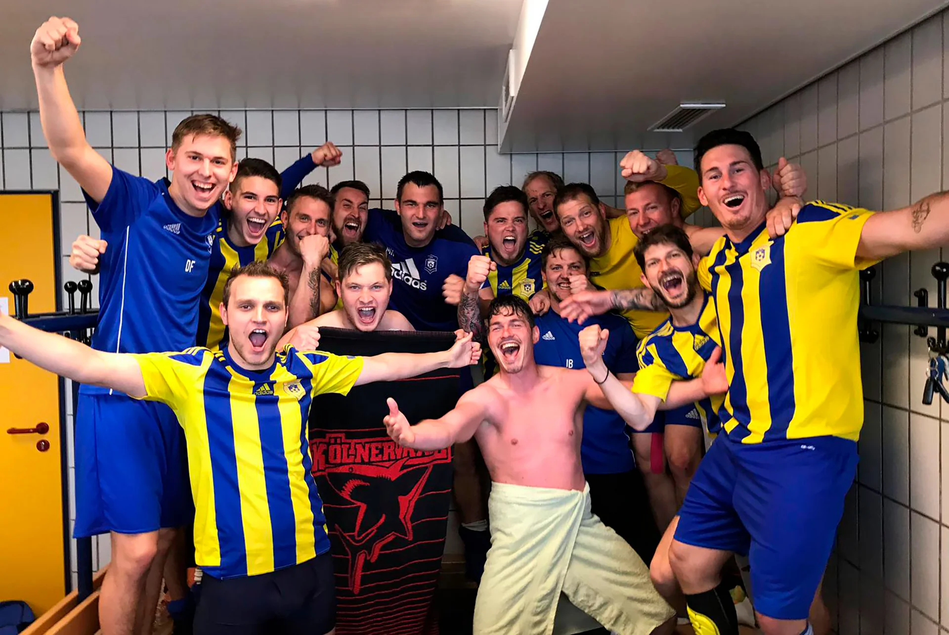 Unsere Erste Herren freut sich über den wichtigen Sieg gegen Drabenderhöhe