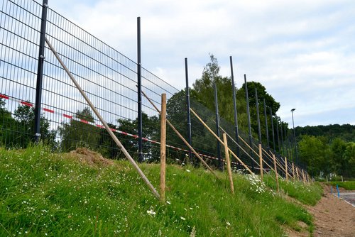 Der neue Zaun steht - wird aber zur Sicherheit noch ein wenig stabilisiert