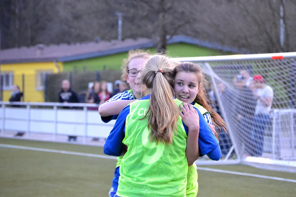 Pure Erleichterung: Linda Nickel, Christin Siegmund und Annalena Müllenmeister bejubeln das 5:4 in der Nachspielzeit Pure Erleichterung: Linda Nickel, Christin Siegmund und Annalena Müllenmeister bejubeln das 5:4 in der Nachspielzeit