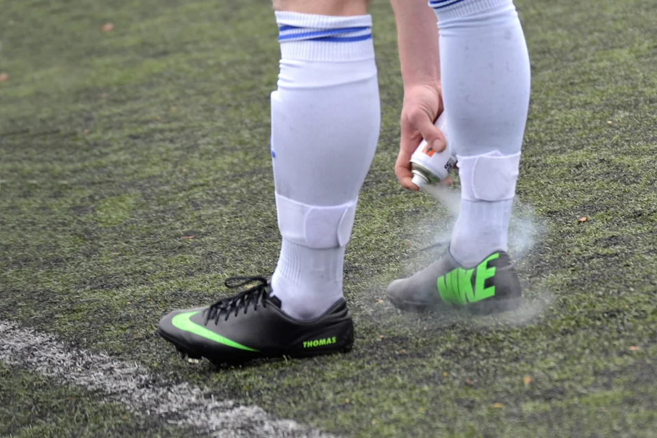 Eisspray, die wohl beste medizinische Erfindung für alle Fußballer: Thomas Ren macht Gebrauch vom Wundermittel Eisspray, die wohl beste medizinische Erfindung für alle Fußballer: Thomas Ren macht Gebrauch vom Wundermittel