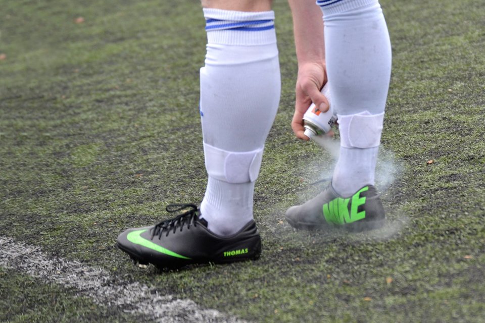 Eisspray, die wohl beste medizinische Erfindung für alle Fußballer: Thomas Ren macht Gebrauch vom Wundermittel