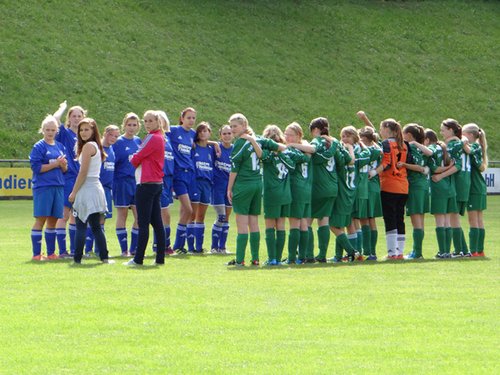 Wo ist die Kamera? Spielerinnen wie Schiedsrichterinnen posierten vor Spielbeginn noch schnell für ein Gruppenfoto