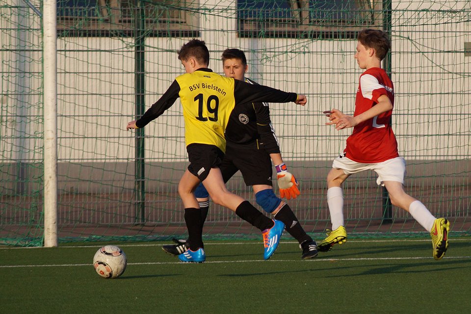 Das Tor zum 1:0: Arthur Csiki nimmt den Ball mit und tunnelt den Torhüter zur Führung ins Netz