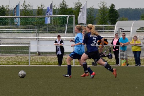 Katharina Schmidt im Laufduell mit einer Gegenspielerin ... Katharina Schmidt im Laufduell mit einer Gegenspielerin ...