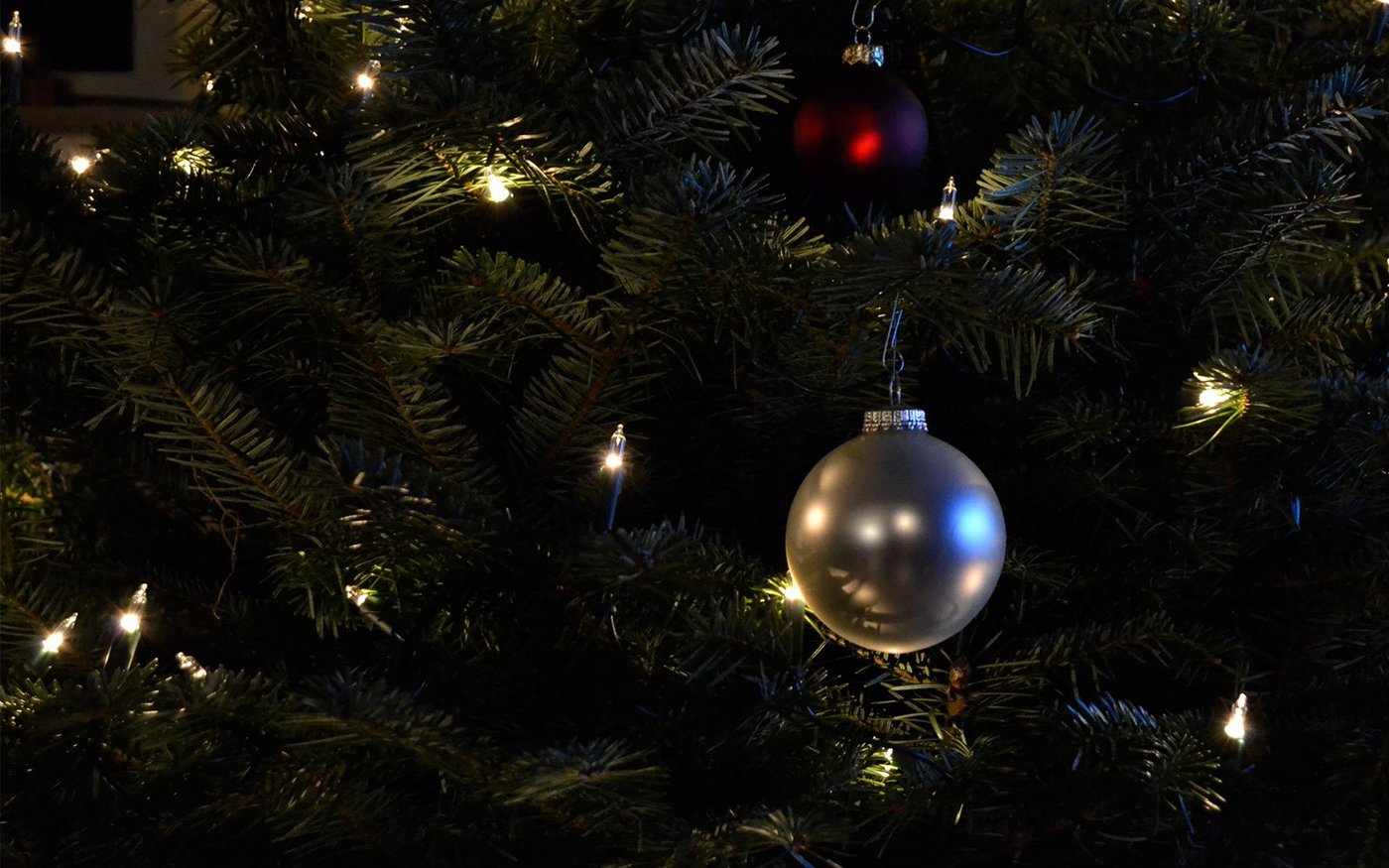 Christbaumkugel auf Weihnachtsbaum