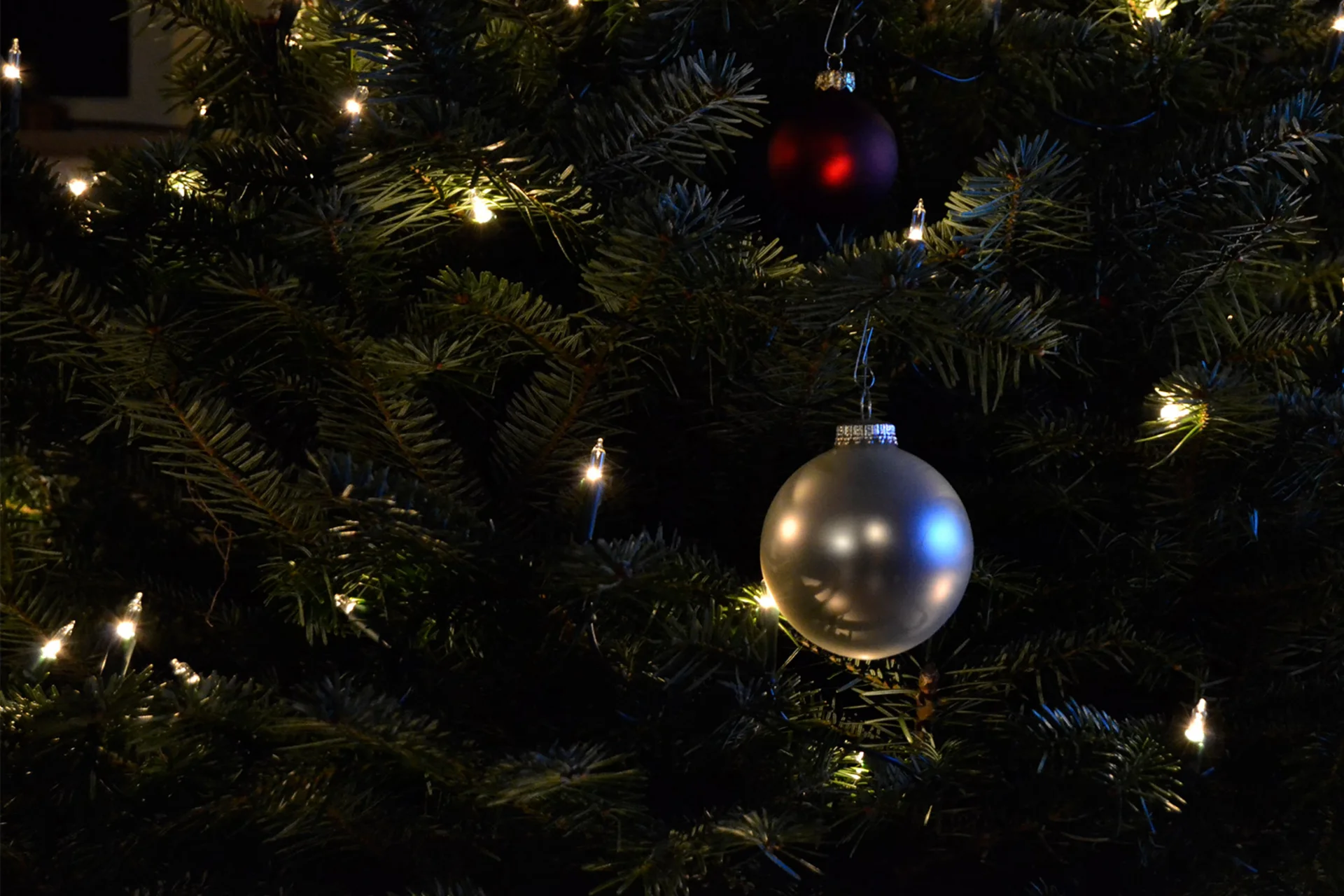 Christbaumkugel auf Weihnachtsbaum