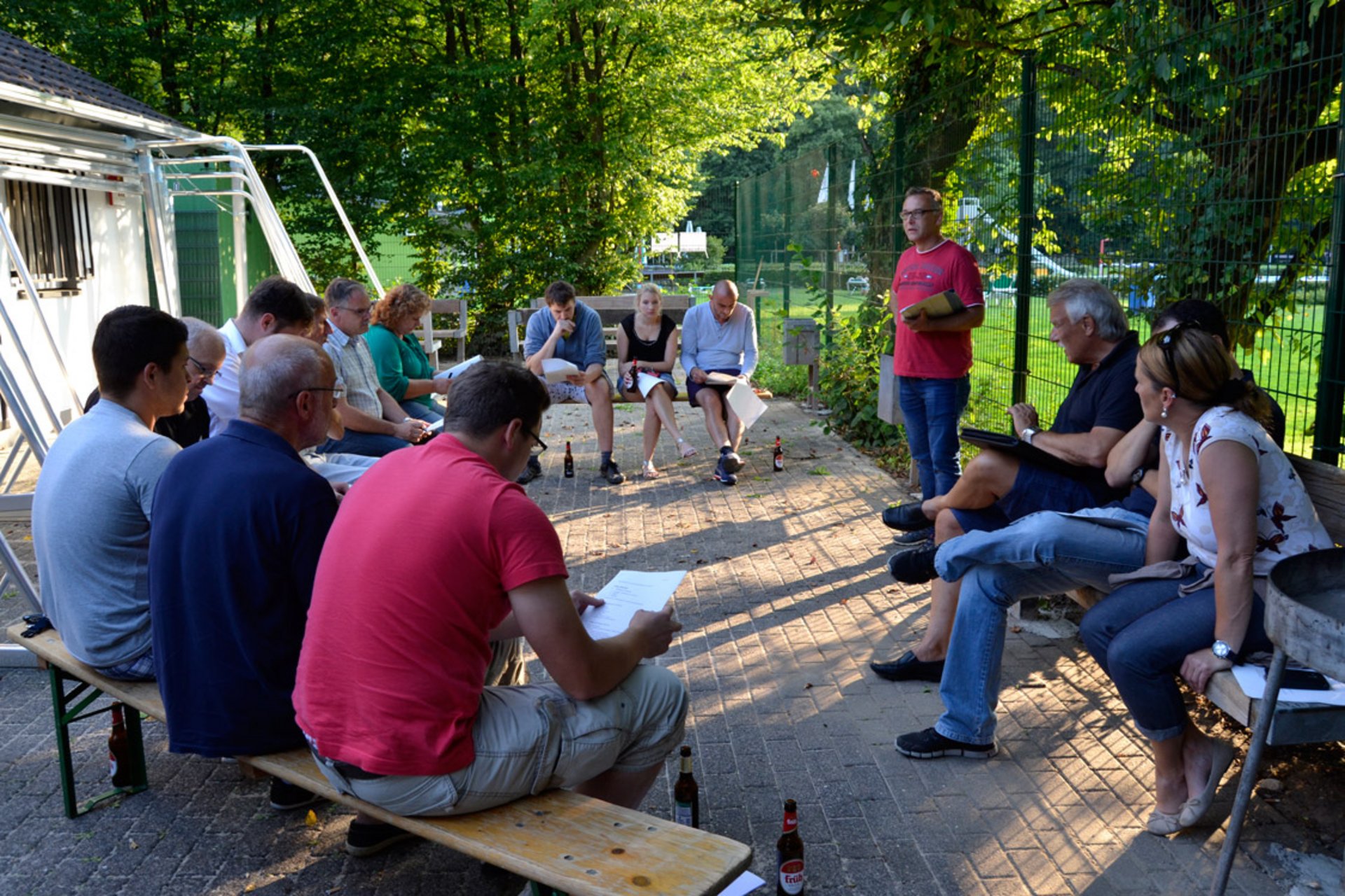 Ein Teil der Ehrenamtler, die am Kunstrasenprojekt und Vereinshaus-Umbau entscheidenden Anteil hatten