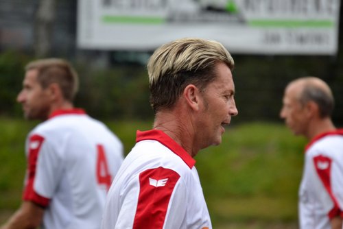 Harte englische Schule: Colin Bell grätschte Eckhard Klees in einer Situation böse um Harte englische Schule: Colin Bell grätschte Eckhard Klees in einer Situation böse um