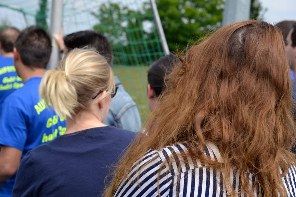 Christa Zultner beobachtet die Fanschar beim Gesang Christa Zultner beobachtet die Fanschar beim Gesang