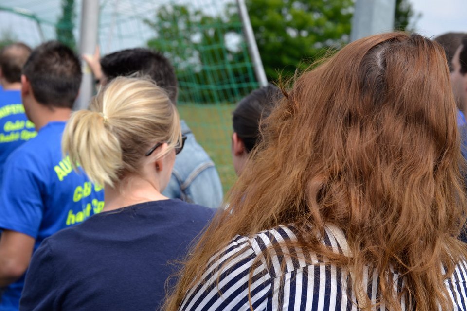 Christa Zultner beobachtet die Fanschar beim Gesang