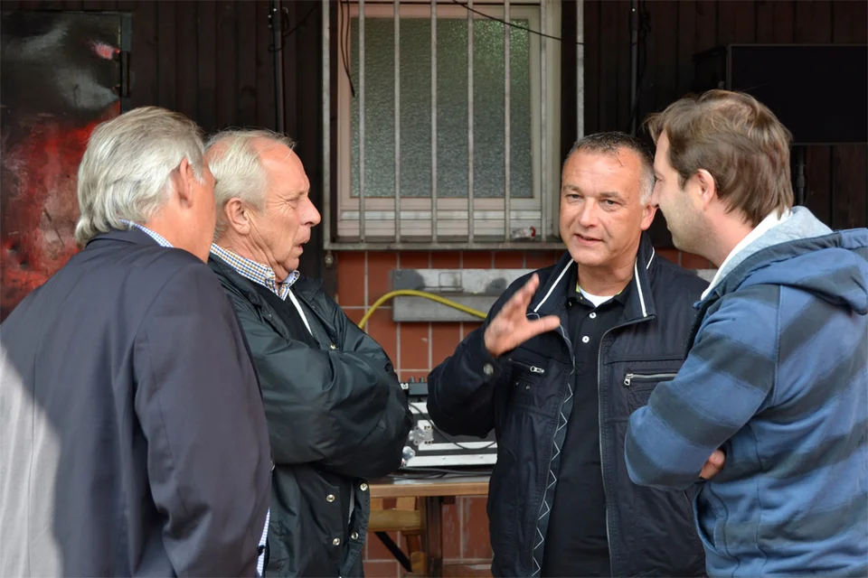 Letzte Instruktionen: Thomas Rothe spricht zu Eckhard Klees, Burkhardt Klein und Kristian Naglo Letzte Instruktionen: Thomas Rothe spricht zu Eckhard Klees, Burkhardt Klein und Kristian Naglo