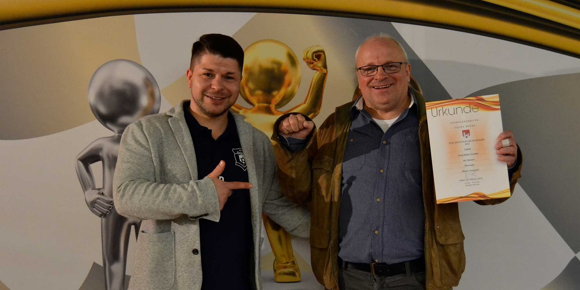 Christopher Pethe (l.) und Ernst-Dieter Noreikat (r.) bei der Sportlerehrung der Stadt Wiehl