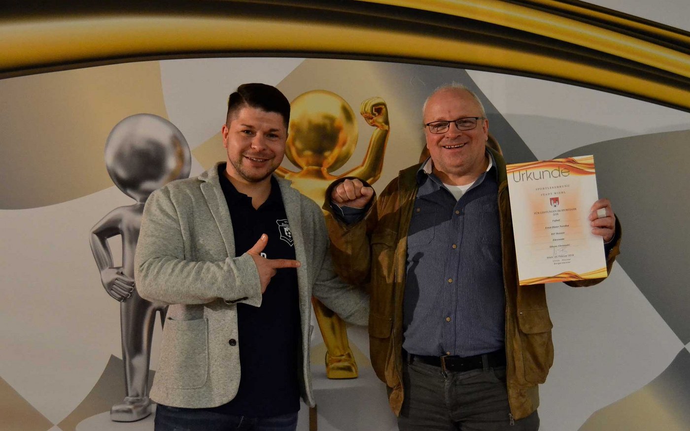 Christopher Pethe (l.) und Ernst-Dieter Noreikat (r.) bei der Sportlerehrung der Stadt Wiehl