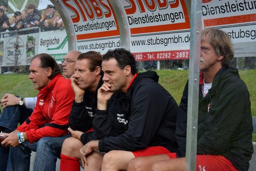 Verbrachten einen entspannten Nachmittag: die Auswechselspieler des 1. FC Köln ließen es ruhig angehen