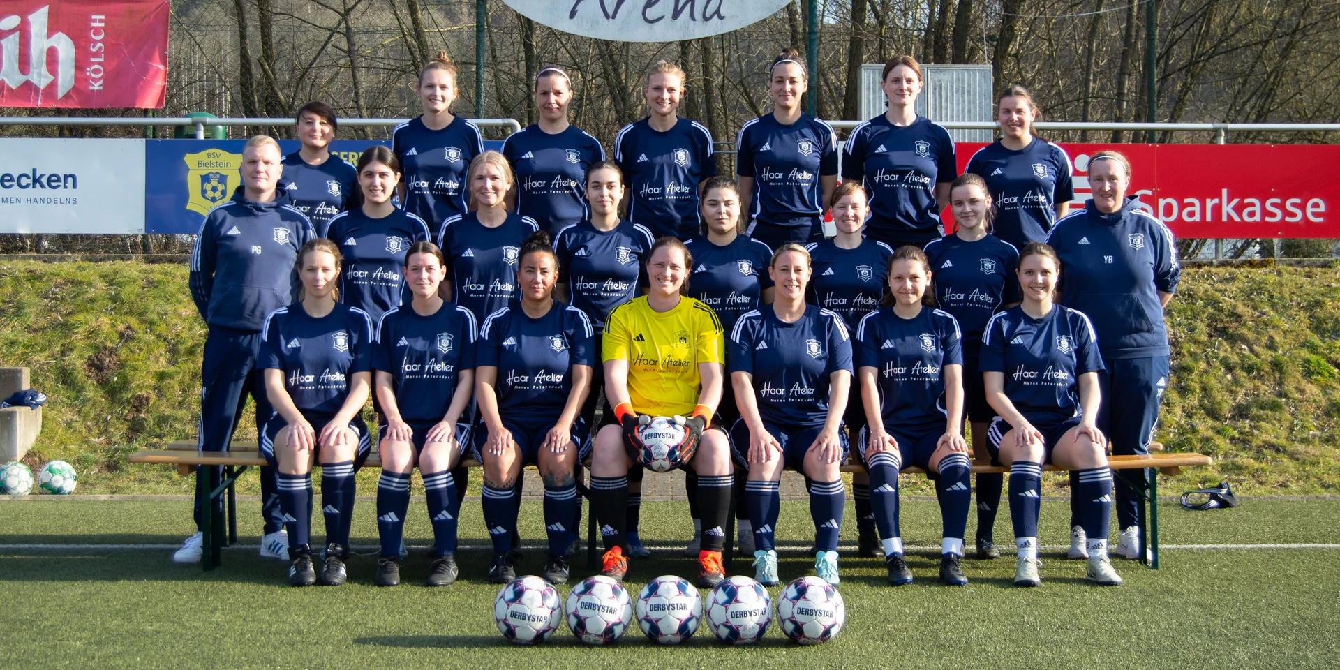 Die Damenmannschaft des BSV Viktoria Bielstein um den ehemaligen Trainer Peter Gläser