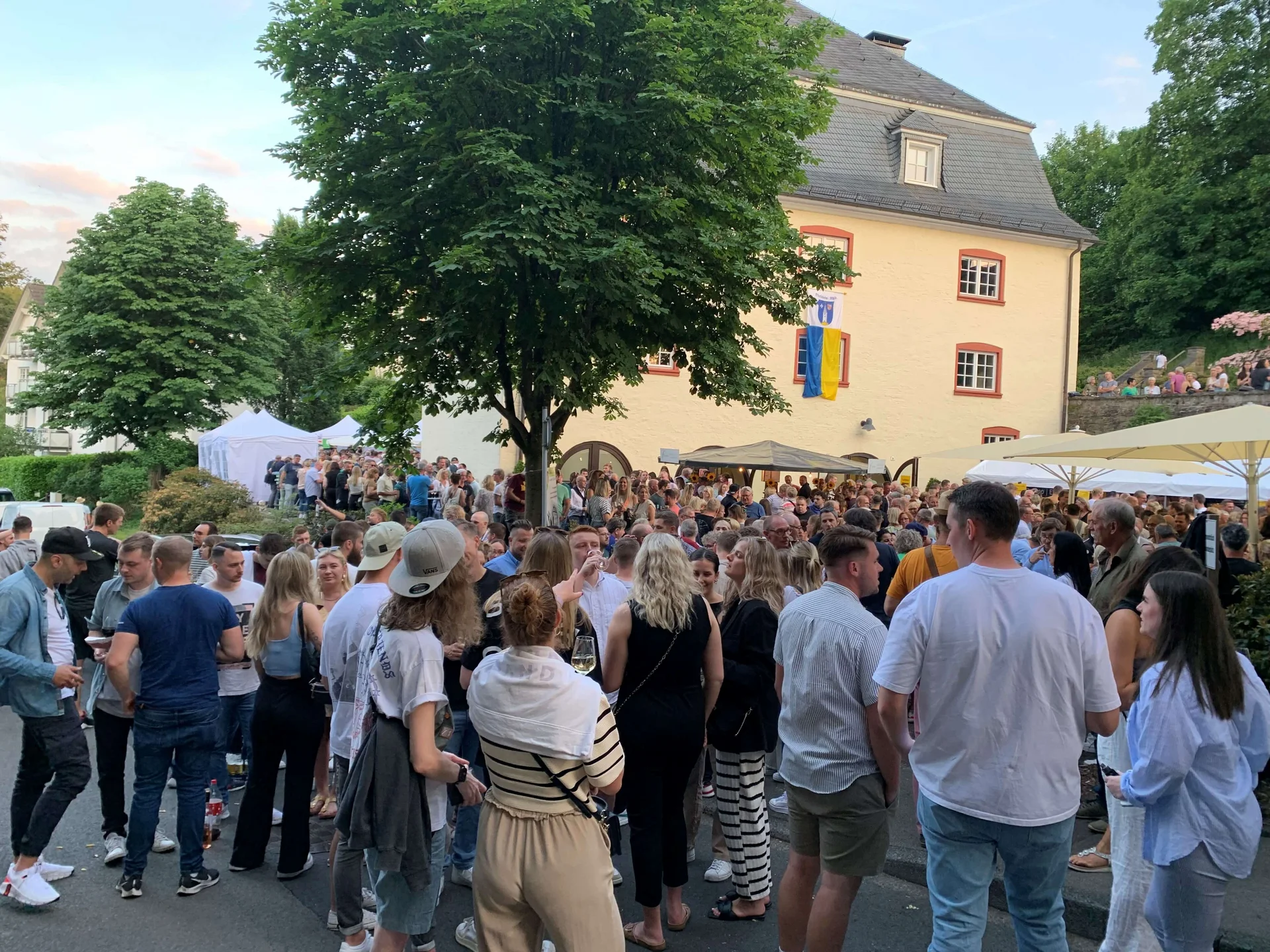 Das Weinfest am Burghaus in Bielstein ist bei Jung & Alt sehr beliebt