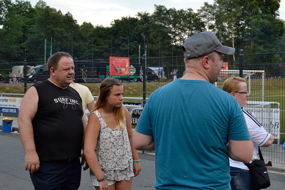 Die letzten Gäste: Familie Kast kam gegen Abend, um den Pokal zu besichtigen