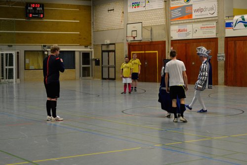 Mit einer List überraschte das Prinzenpaar das gesamte Team der Old Boys und schoss von der Mittellinie einfach mal auf's Tor Mit einer List überraschte das Prinzenpaar das gesamte Team der Old Boys und schoss von der Mittellinie einfach mal auf's Tor