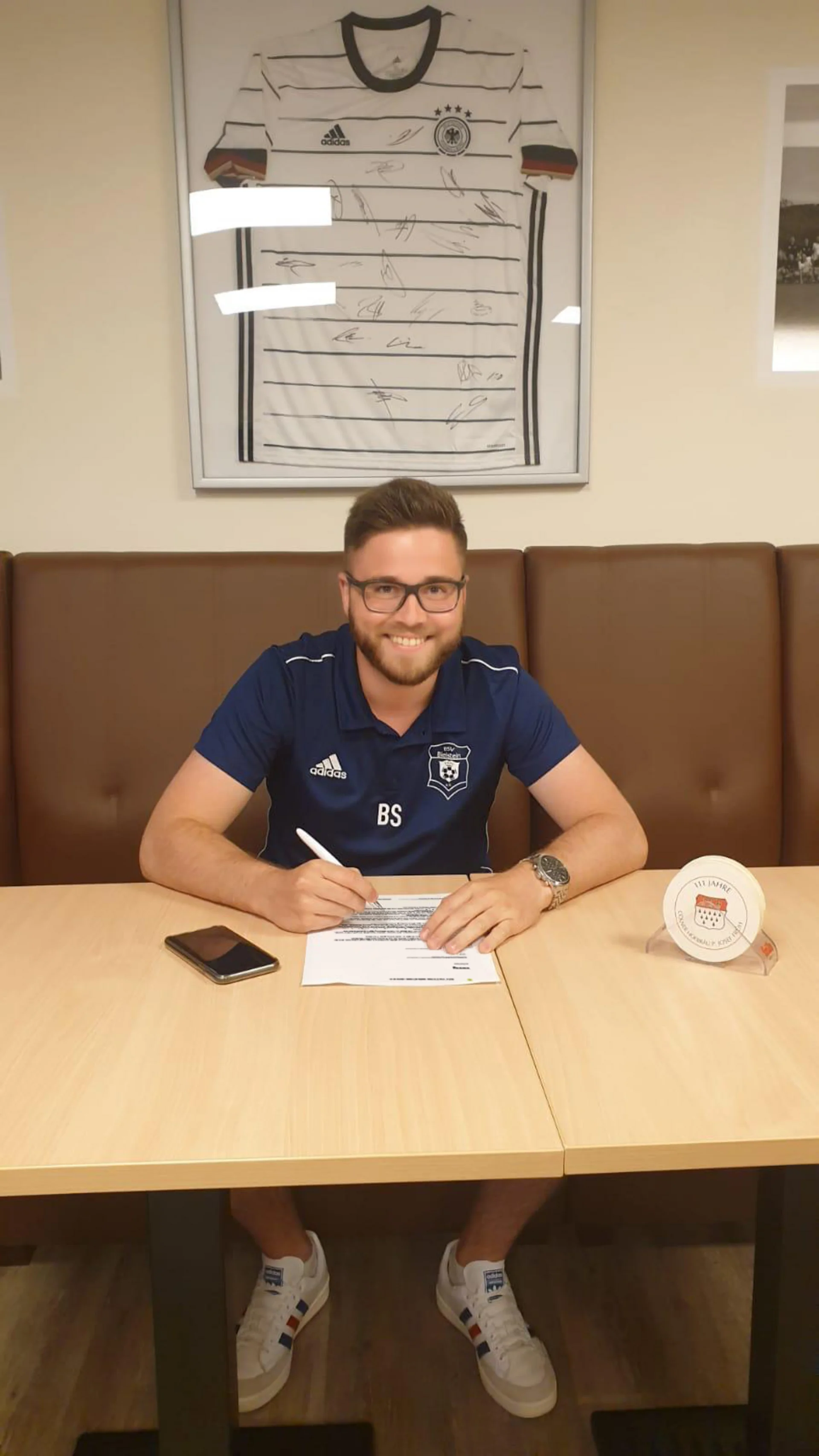 Björn Schumacher im Vereinshaus bei der Vertragsunterschrift