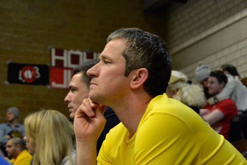 Konzentrierter Blick: Kai folgt dem Treiben auf dem Hallenparkett Konzentrierter Blick: Kai folgt dem Treiben auf dem Hallenparkett