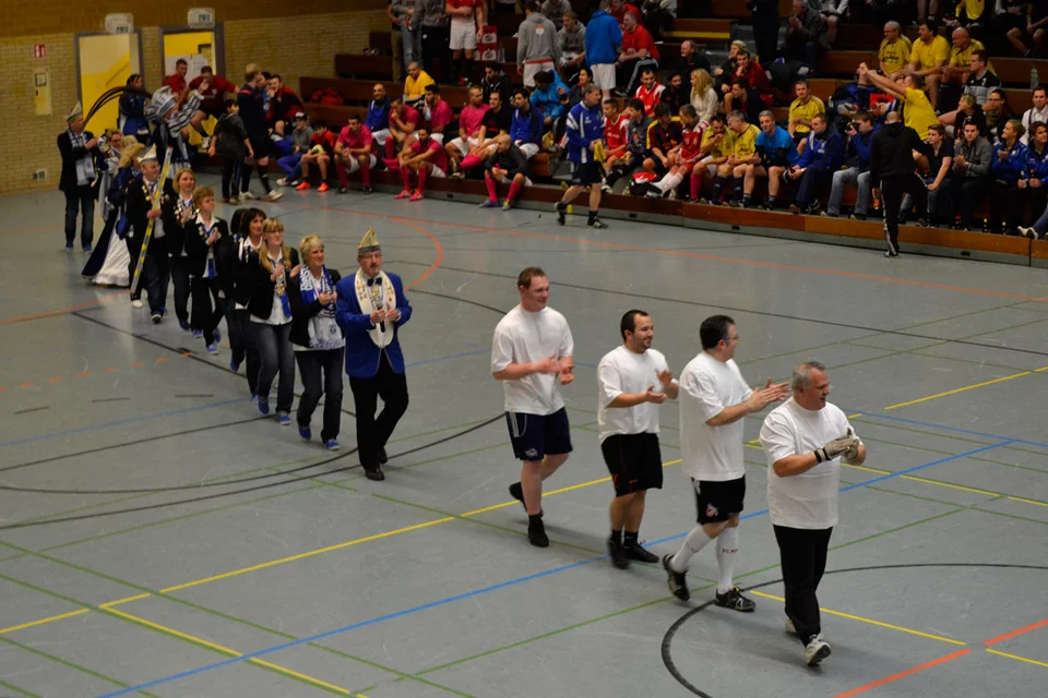 ... ganz im Gegensatz zum Hofstaat des Karnevalvereins Bielstein, der wie immer mit Pauken und Trompeten in die Halle einmarschierte ... ganz im Gegensatz zum Hofstaat des Karnevalvereins Bielstein, der wie immer mit Pauken und Trompeten in die Halle einmarschierte