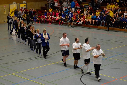 ... ganz im Gegensatz zum Hofstaat des Karnevalvereins Bielstein, der wie immer mit Pauken und Trompeten in die Halle einmarschierte ... ganz im Gegensatz zum Hofstaat des Karnevalvereins Bielstein, der wie immer mit Pauken und Trompeten in die Halle einmarschierte