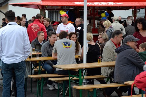 Gegen 17 Uhr füllte sich die Sportanlage immer mehr Gegen 17 Uhr füllte sich die Sportanlage immer mehr